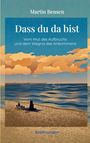 Titel: "Dass du da bist" mit Untertitel "Vom Mut des Aufbruchs und dem Wagnis des Ankommens". Illustration: Person am Meer.