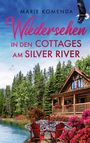 „Wiedersehen in den Cottages am Silver River“: Waldszene mit Blockhütte, Blumen und zwei roten Stühlen am Wasser.