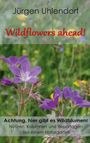"Jürgen Uhlendorf. Wildflowers ahead! Achtung, hier gibt es Wildblumen! Notizen, Kolumnen und Reportagen aus einem Naturgarten." Vor dem unscharfen Hintergrund blühen violette Wildblumen.