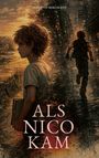"ALS NICO KAM" und "ARBO VON BERGMANN". Junge mit Buch, im Sonnenuntergang, flüchtiger Junge im Hintergrund, urbaner Hintergrund.