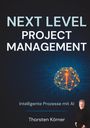"Next Level Project Management. Intelligente Prozesse mit AI. Thorsten Körner." Bild eines leuchtenden Netzwerks mit Porträt.