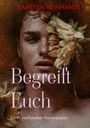 Text: „KARSTE REINHARDT, Begreift Euch“. Gesicht mit Sonnenblumen umgeben.