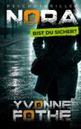 "Psychothriller Nora. Bist du sicher? Yvonne Foth." Eine Frau in einem dunklen Mantel steht auf einer regennassen Straße.