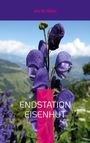 "ENDSTATION EISENHUT" steht in Weiß auf einem violetten Blumenhintergrund im Vordergrund einer Berglandschaft.