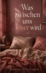 "Was zwischen uns leiser wird" von Sabrina Hirschmann. Ein gemütliches Schlafzimmer in warmen Rot- und Beigetönen.