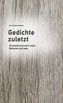 Text: "Gedichte zuletzt. Grundstürzend mehr Leben, Elefanten und Liebe." Hintergrund mit Holzmaserung.