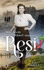 „Who needs Ribisel anyway? Resi“ – Eine Frau vor zerstörten Gebäuden, im Hintergrund eine Flusslandschaft.