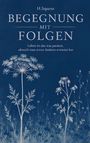 Der Text „H. Squenz, Begegnung mit Folgen. Leben ist das, was passiert, obwohl man etwas Anderes erwartet hat.“ Weiße Blumen auf blauem Hintergrund.