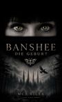 „Banshee: Die Geburt“ und „MCS Eiler“; grüne Augen blicken aus der Dunkelheit. Untendrunter ein Wald und ein fliegender Rabe.