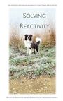 „Solving Reactivity.“ Ein Border Collie steht in einer winterlichen Wiese voller Raureif.