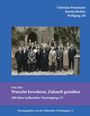 1926-2026 Wurzeln bewahren, Zukunft gestalten. Eine historische Gruppenaufnahme vor einem alten Gebäude.