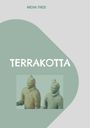 Text: Micha Theis, TERRAKOTTA. Zwei Terrakotta-Krieger in Grün, links oben graue und grüne geometrische Formen.
