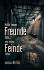 Text: „Halte deine Freunde nah... und deine Feinde näher. Melinda Büttler.“ Eine düstere, verlassene Betonkammer mit Licht.