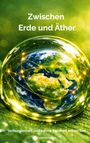 „Zwischen Erde und Äther“ zeigt eine leuchtende Erdkugel in einem gläsernen Globus auf grünem Hintergrund.