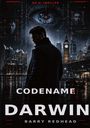 "AN AI THRILLER", "CODENAME DARWIN", "BARRY REDHEAD". Ein Mann steht im Regen vor urbaner Skyline, riesiges Auge im Hintergrund.