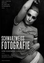 „Schwarzweiss Fotografie. Vom Handwerk zur Kunst“ steht in Großbuchstaben. Frau in T-Shirt posierend.