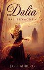 "Dalia Das Erwachen J.C. Ladberg": Eine Frau mit langen blonden Haaren im Wald, umgeben von Herbstblättern und magischem Licht.
