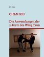 Text: Jin Dao, CHAM KIU, Die Anwendungen der 2. Form des Wing Tsun. Zwei Personen in einer Kampfkunsthaltung vor einer Holzpuppe.