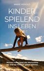Text: "Maxie Herold, Kinder spielend ins Leben. Warum freies Spiel das Wertvollste ist, was wir Kindern geben können." Ein Kind klettert auf einem Holzbalken vor blauem Himmel.