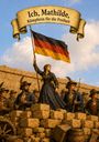 "Ich, Mathilde, Kämpferin für die Freiheit" auf einem Banner. Eine Frau hält die deutsche Flagge, umgeben von Männern in Uniformen.