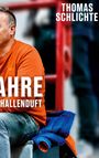 „THOMAS SCHLICHTE“, darunter „JAHRE HALLENDUFT“. Ein Mann in orangefarbenem Pullover sitzt, blaue Jacke liegt daneben.