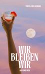 Text: "THEKLA WILKENING", "WIR BLEIBEN WIR", "ADA UND BEN". Eine erhobene Hand hält ein Getränk vor einem rosa-blauen Himmel mit Vollmond.