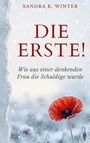 Text: „Sandra K. Winter. Die Erste! Wie aus einer denkenden Frau die Schuldige wurde.“ Roter Mohn im Schnee.