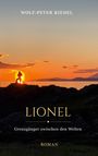 "LIONEL: Grenzgänger zwischen den Welten" von Wolf-Peter Riedel. Silhouette einer Person bei Sonnenuntergang auf Felsen.