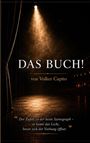 „DAS BUCH!“ von Volker Capito. Zitat: „Der Zufall ist der beste Szenograph...“ Bühne in warmem Scheinwerferlicht.