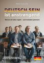 "Deutsch sein ist anstrengend", Menschen in einem Wartezimmer sitzen ernsthaft da, mit Dokumenten und Taschen.