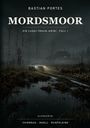 "Mordsmoor", "Ein Luggi-Traun-Krimi: Fall 1". Nebliger Wald, Auto auf nassem Pfad, entferntes Haus mit beleuchtetem Fenster.