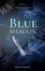 „Nelo Freeheart, Blue Shadow, Dark Romance“. Dunkles, mysteriöses Design mit Rauch und Blumen.