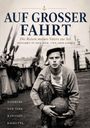 „Auf großer Fahrt. Die Reisen meines Vaters zur See.“ Ein junger Mann mit Mütze auf einem Schiff hält einen Ball.