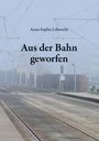 Titel: "Aus der Bahn geworfen" von Anna-Sophia Leberecht. Nebliger Bahngleise ohne Züge.