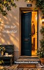 „Bis zur Haustür“, „Konstadinos Arabatjis“. Eine offene Haustür mit warmem Licht, Stufen, Pflanzen und einer Bank.