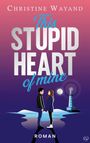 „Christine Wayand, This Stupid Heart of Mine, Roman“. Zwei Personen stehen vor einem Leuchtturm unter einem Vollmond.