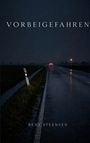 "VORBEIGEFUHREN" oben, "BENT STEENSEN" unten. Eine nasse Landstraße bei Nacht, Rücklichter eines Autos in der Ferne.