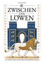 Text: "ZWISCHEN DEN LÖWEN", "Der Prophet Daniel auf den Spuren der göttlichen Ordnung". 
Illustration: Ein geflügelter Löwe vor dem Ischtar-Tor.