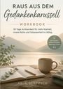 „Raus aus dem Gedankenkarussell“, Achtsamkeits-Workbook. Offenes Notizbuch, Stift, Tasse auf Holztisch, Ausblick auf Berge.