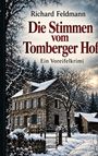 Text: „Richard Feldmann. Die Stimmen vom Tomberger Hof. Ein Voreifelkrimi. Vergangenheit hat ihre eigenen Stimmen.“  
Ein verschneites altes Haus vor Nadelbäumen.