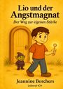 „Lio und der Angstmagnat: Der Weg zur eigenen Stärke“. Junge mit Schlüssel, kleiner grüner Kobold, Holztür im Hintergrund.