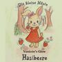 "Die kleine Häsin" und "Hasibeere". Illustration: Häsin in rotem Kleid mit Erdbeere, blumige Umgebung, Bäume im Hintergrund.