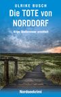 "Die TOTE von NORDDORF" oben, "Kripo Wattenmeer ermittelt" darunter. Holzweg durch Dünenlandschaft unter bewölktem Himmel.