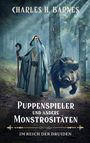 Buchtitel: "Puppenspieler und andere Monstrositäten". Druidin mit Stock im nebligen Wald, Wildschwein im Vordergrund.