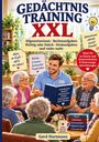 „Gedächtnistraining XXL“ oben, Untertitel mit Aufgaben. Ein Betreuer liest Senioren vor. Bücherstapel und Tasse am Tisch.