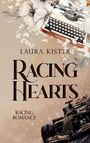 „Laura Kister, Racing Hearts, Racing Romance“. Ein Rennwagen, Blumen und eine Schreibmaschine im Hintergrund.