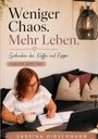 "Weniger Chaos. Mehr Leben. Gedanken bei Kaffee und Kippe. Ehrlich. Echt. Ich." Frau schreibt, trinkt Kaffee.