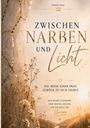 "Zwischen Narben und Licht. Die Reise einer Frau zurück zu sich selbst." Plfanzen und goldene Risse auf beigem Hintergrund.