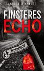 „FINSTERES ECHO“, „Schulbus“, Thriller. Straße im Wald, stürmischer Himmel, schiefer Verkehrsschild, roter Rucksack.