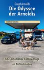 Oben: "Die Odyssee der Arnoldis". Unten: "Eine automobile Familiensaga im Notlaufmodus". Szene: Familie bei Tankstelle.